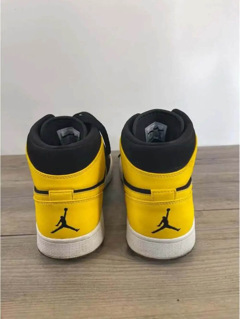 Air Jordan 1 Mid New Love 2017 Black University Gold Sneakers Size 12 554724-035